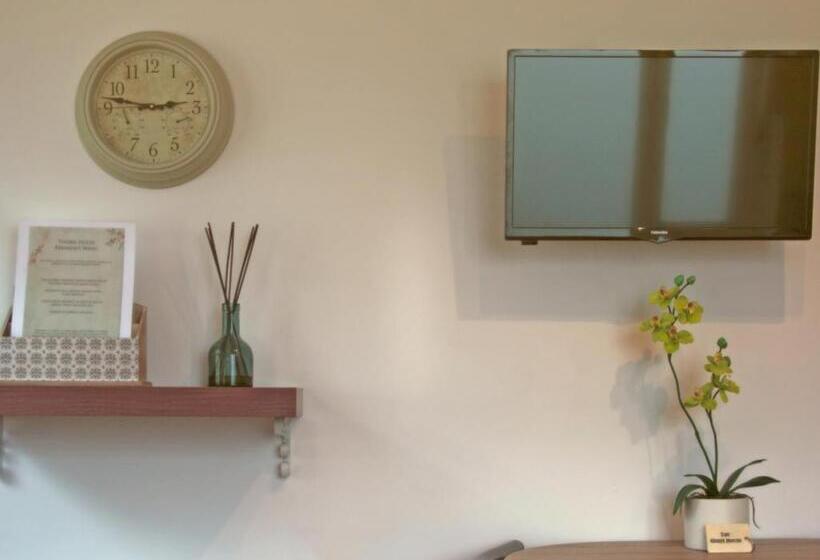 小室, Thorn House B&b