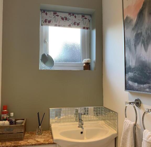 小室, Thorn House B&b