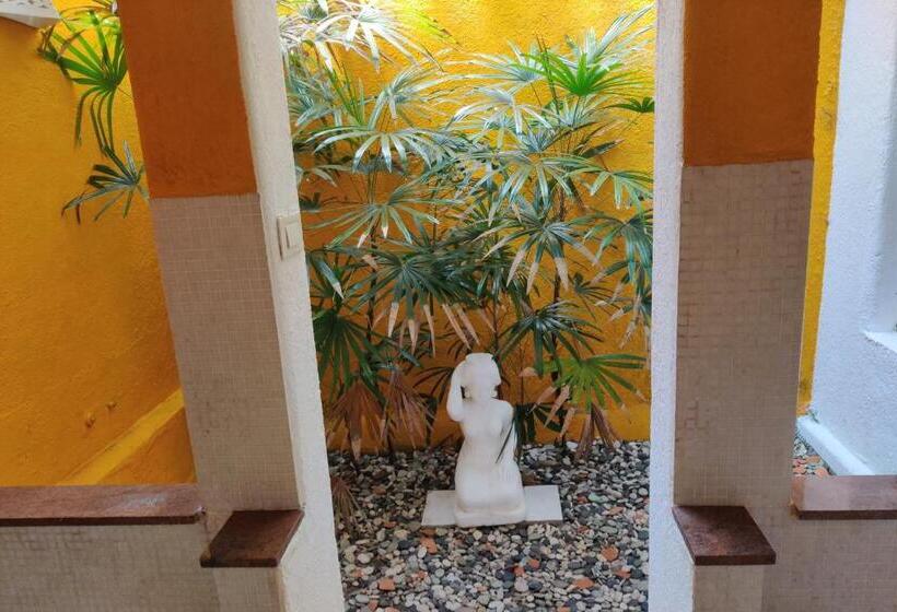 디럭스 룸 바다 전망, Over The Hill