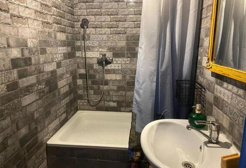 اتاق اکونومی, Hostel #winehub