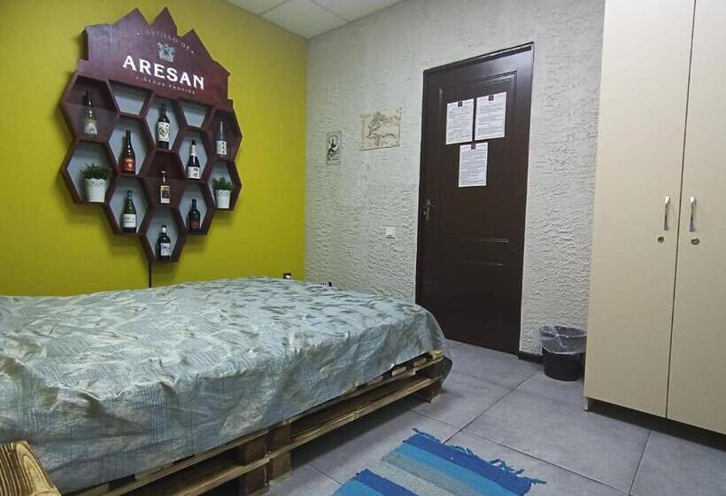 اتاق اکونومی, Hostel #winehub