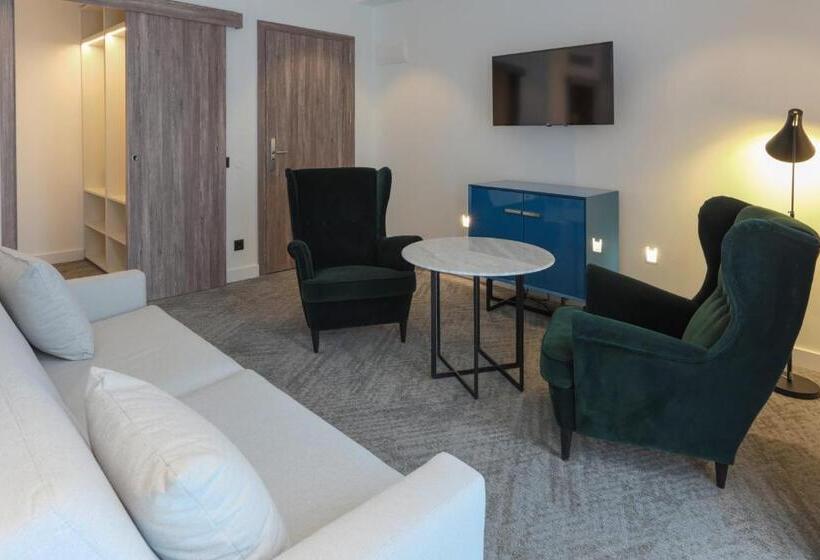 Deluxe Suite King Bed, Mir