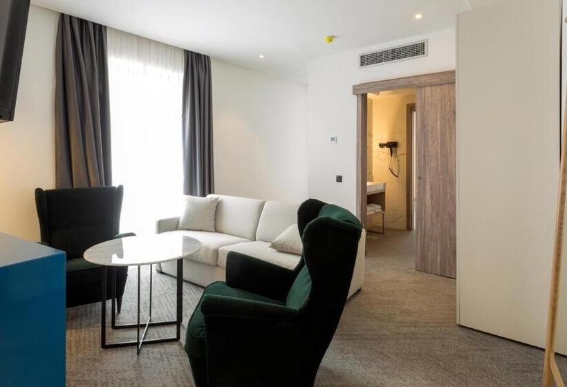 Deluxe Suite King Bed, Mir