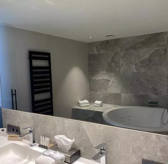 キングサイズベッドのスイートルーム, Van Der Valk Hotel Mons Congres & Spa