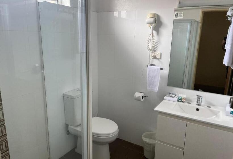 标准三人间, Chelsea Motor Inn