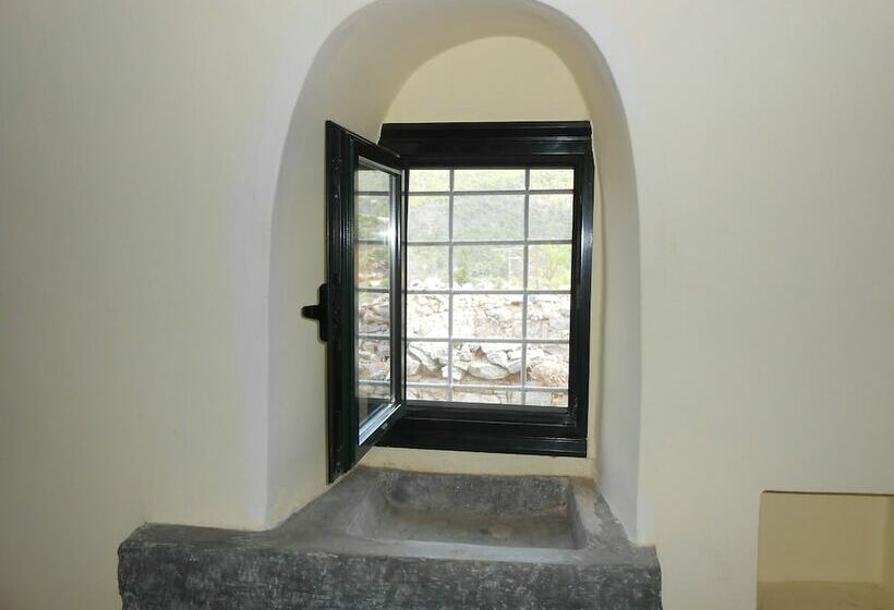 منزل غرفتين نوم, Spitakia