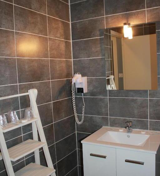 חדר סטנדרט לשלושה, Hôtel De La Beauronne