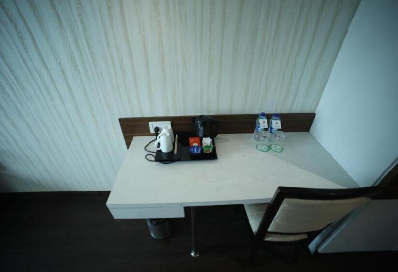 Номер Deluxe, The Byke Suraj Plaza Pure Veg, Thane