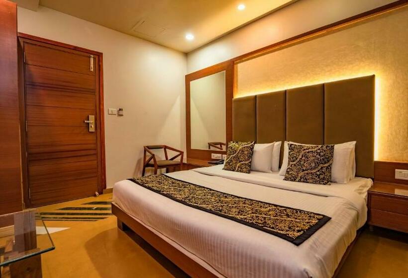 디럭스 룸, Uddhav Vilas A Family