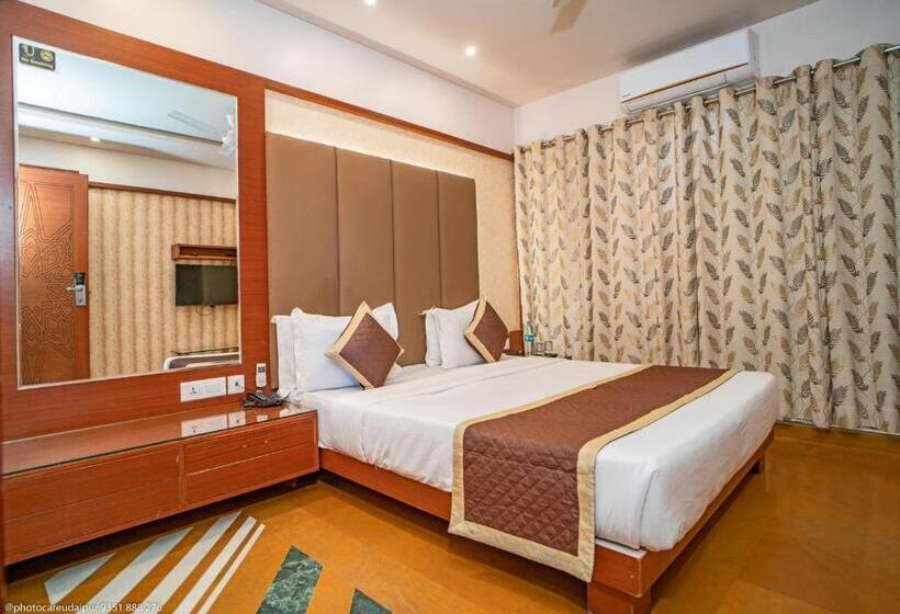 디럭스 룸, Uddhav Vilas A Family