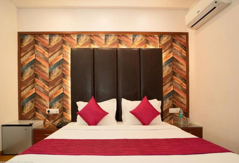 디럭스 룸, Uddhav Vilas A Family