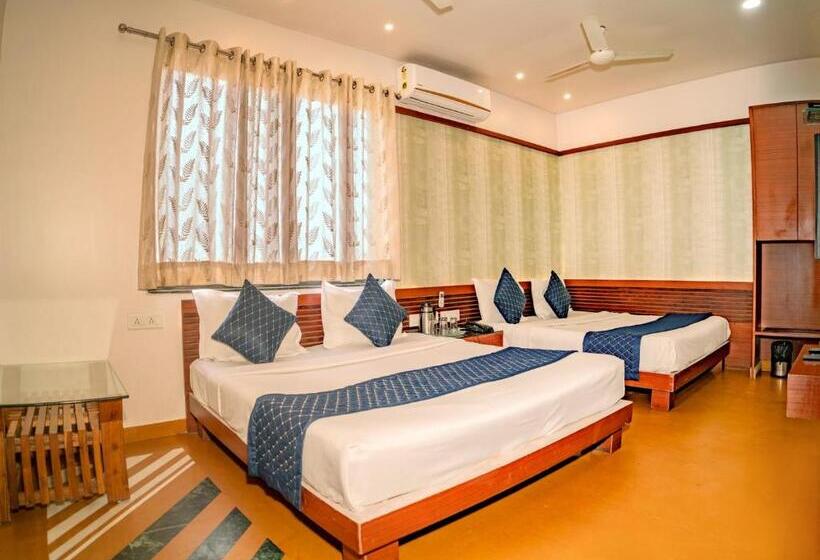 Quarto Familiar Deluxe, Uddhav Vilas A Family