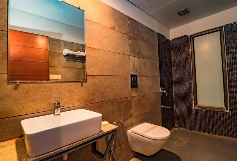 디럭스 트리플 룸, Uddhav Vilas A Family