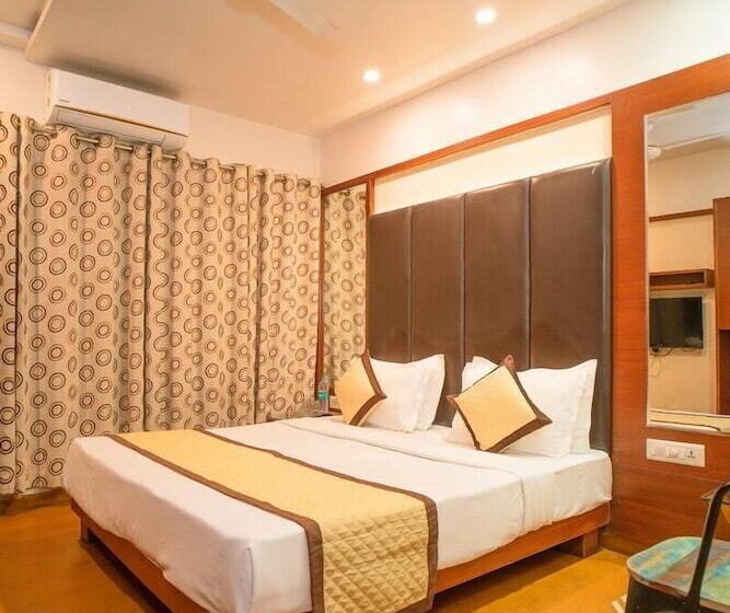 Quarto Deluxe, Uddhav Vilas A Family
