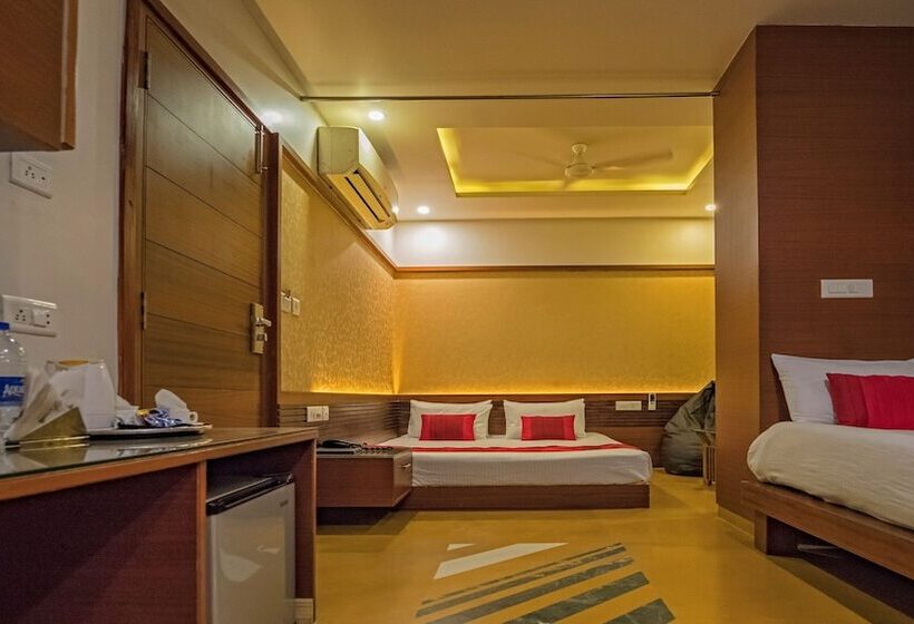 디럭스 트리플 룸, Uddhav Vilas A Family