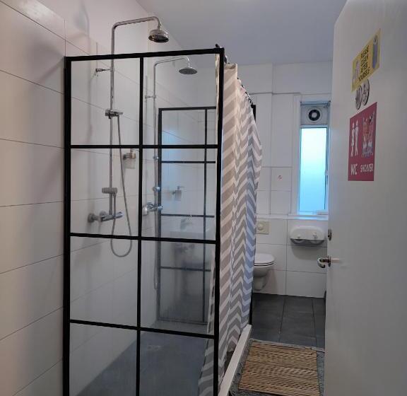 اتاق چهار تخته با دستشویی مشترک, Hostel B47