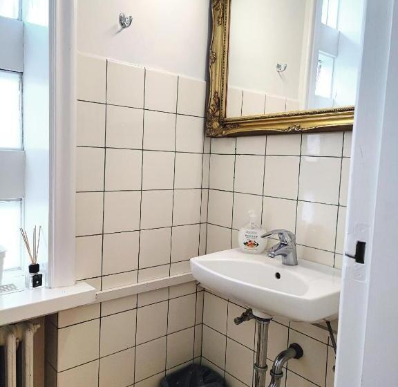 اتاق خانوادگی, Hostel B47