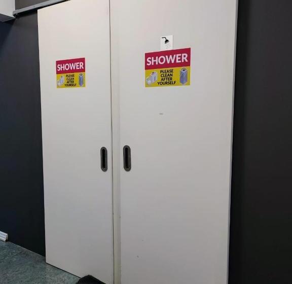 اتاق خانوادگی, Hostel B47