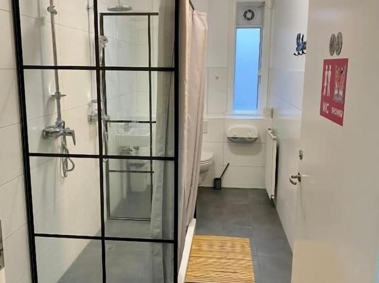 اتاق استاندارد با سرویس بهداشتی مشترک, Hostel B47