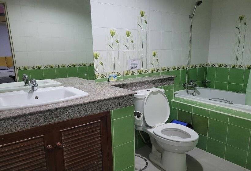 غرفة عائلية, Kaewchantra Mansion