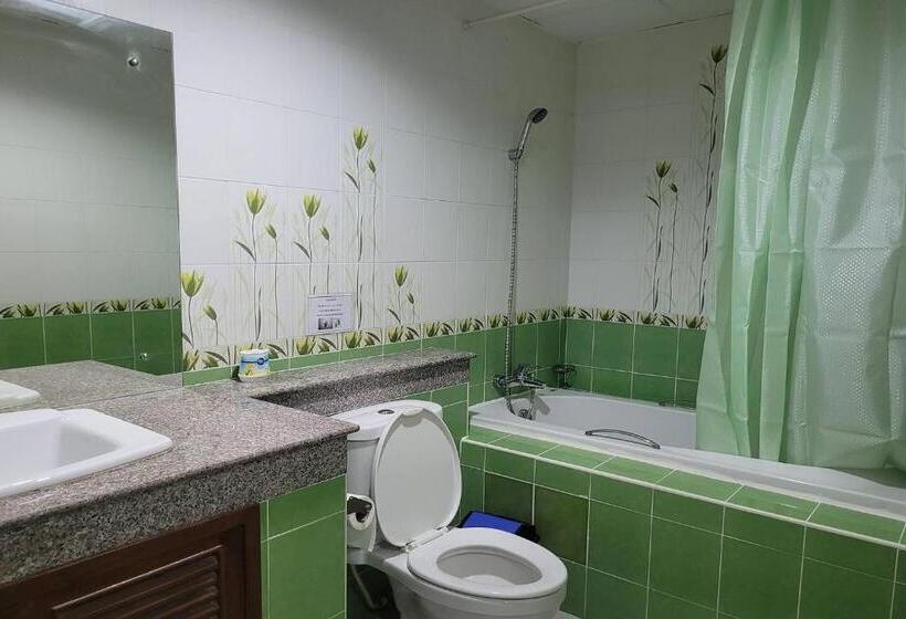 غرفة عائلية, Kaewchantra Mansion