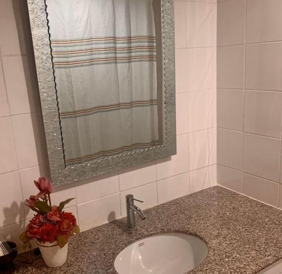 اتاق استاندارد سه نفره, Life In Town Chiangmai