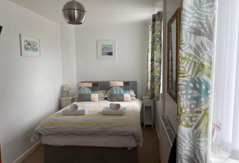 Номер Стандарт, Tudor Court