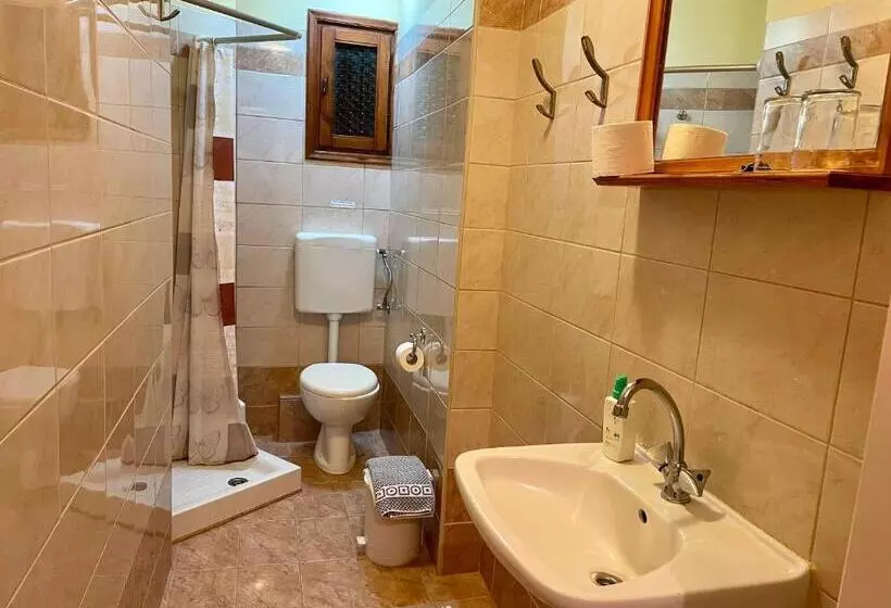 Chambre Familiale, Lefka