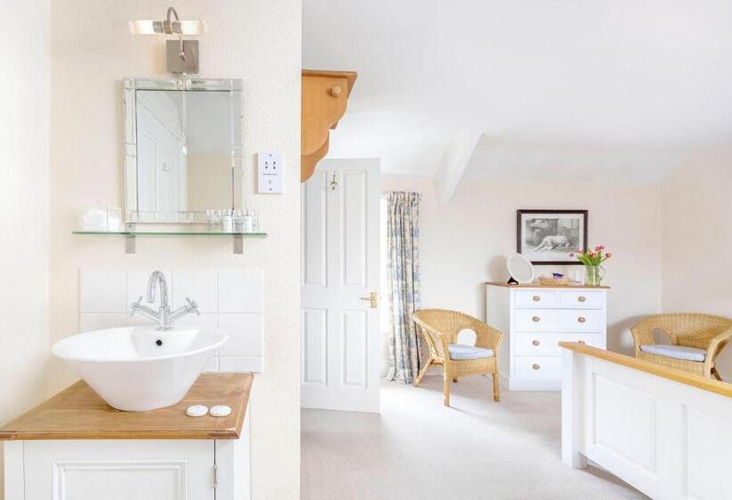 חדר סטנדרט לשלושה, The Fauconberg