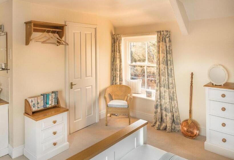 חדר סטנדרט לשלושה, The Fauconberg