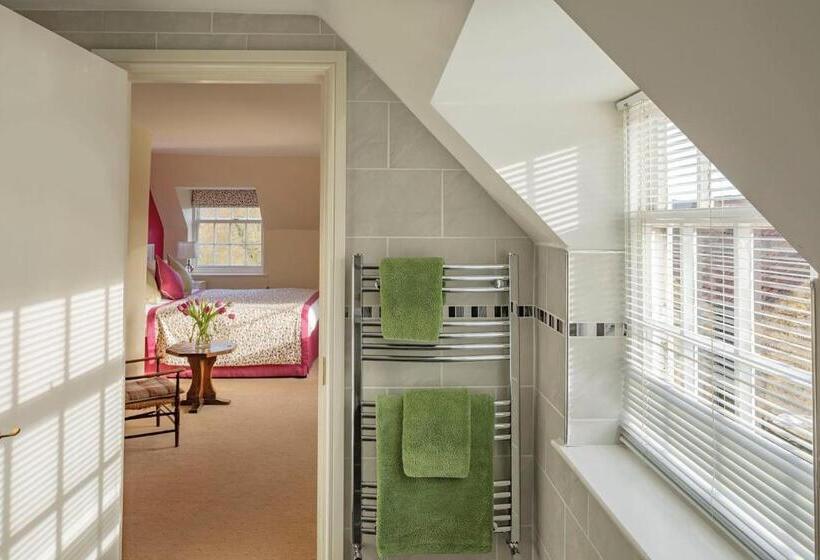 חדר סופריור לשלושה, The Fauconberg