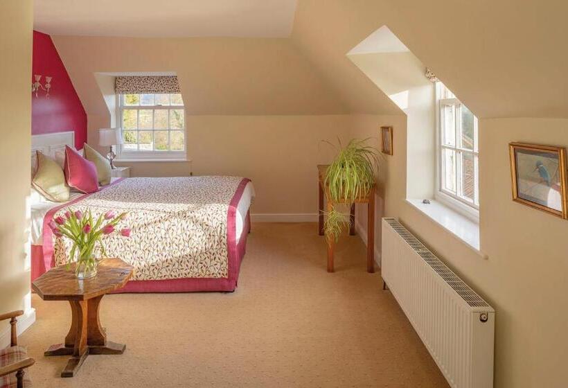 חדר סופריור לשלושה, The Fauconberg