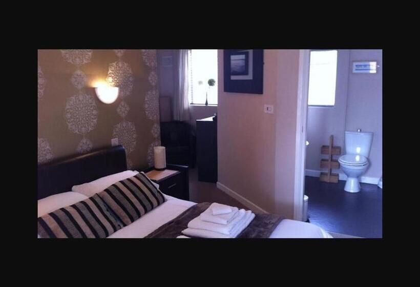 اتاق استاندارد, The Old Bell