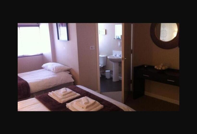 اتاق استاندارد چهار تخته, The Old Bell