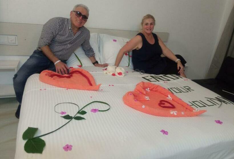 اتاق لوکس سه تخته, Thoddoo Garden Inn