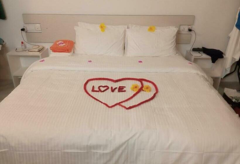 اتاق لوکس سه تخته, Thoddoo Garden Inn