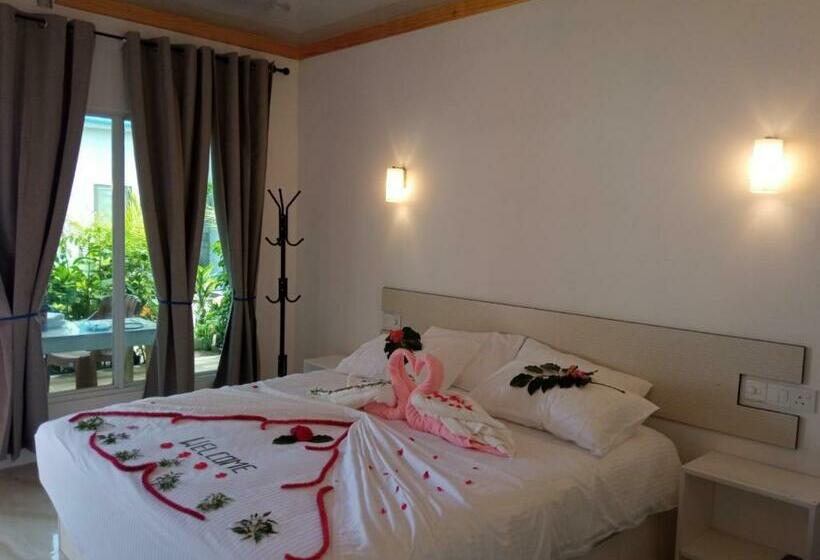 اتاق لوکس سه تخته, Thoddoo Garden Inn