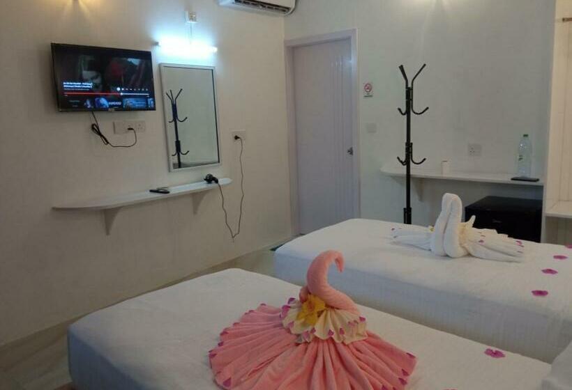 اتاق لوکس سه تخته, Thoddoo Garden Inn