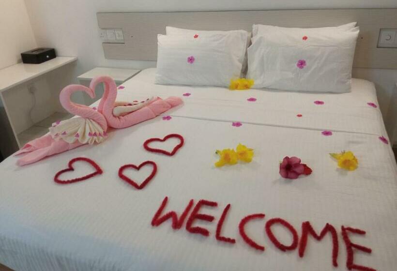 اتاق لوکس سه تخته, Thoddoo Garden Inn