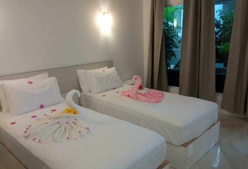 اتاق لوکس سه تخته, Thoddoo Garden Inn