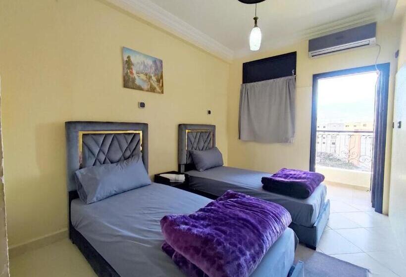 اتاق استاندارد سه نفره, La Coline