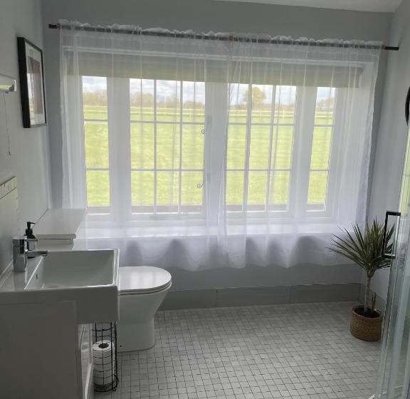 חדר משפחתי דלוקס, The Kings Arms