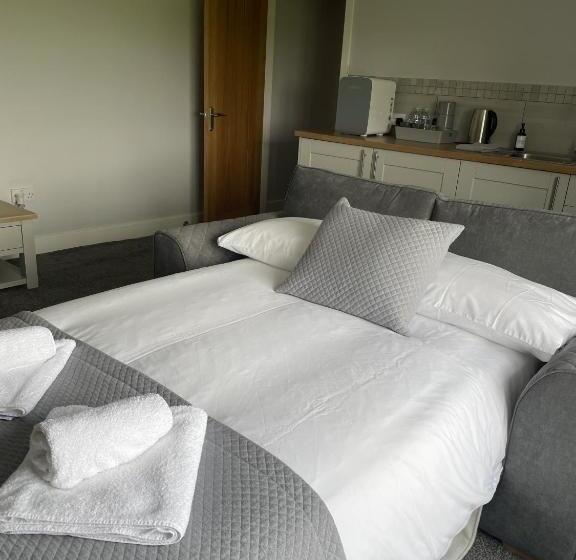 חדר משפחתי דלוקס, The Kings Arms