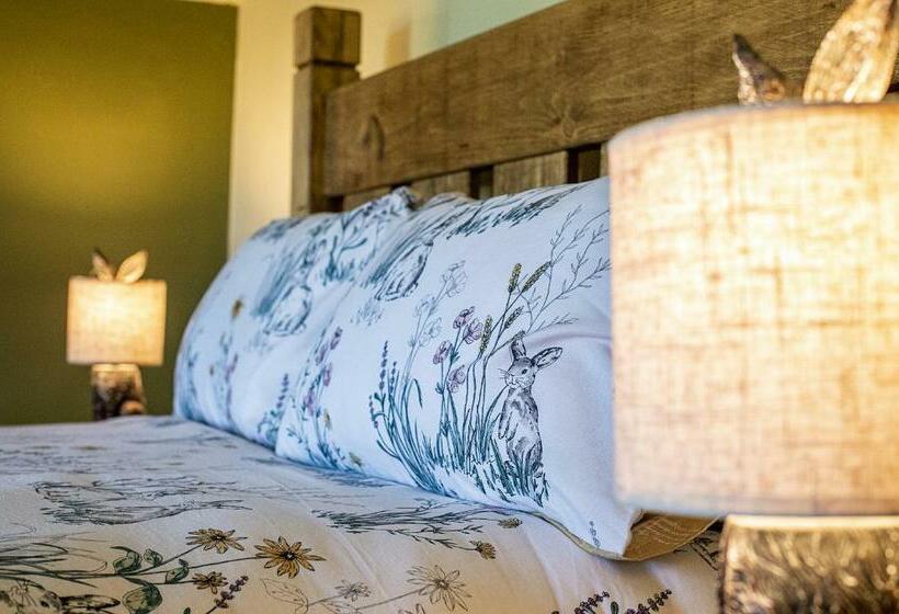 اتاق استاندارد چهار تخته, The Okeover Arms