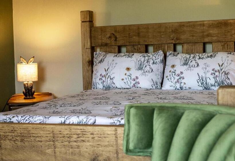 اتاق استاندارد چهار تخته, The Okeover Arms