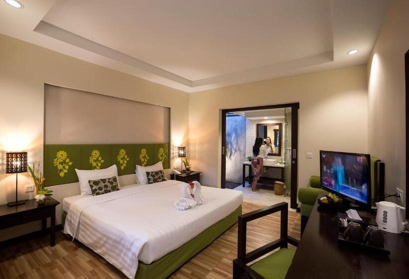 كابينة مطلة على حمام السباحة, Ketapang Indah