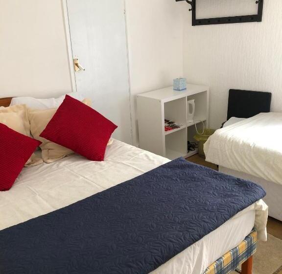 スタンダードトリプルルーム, Oakwell