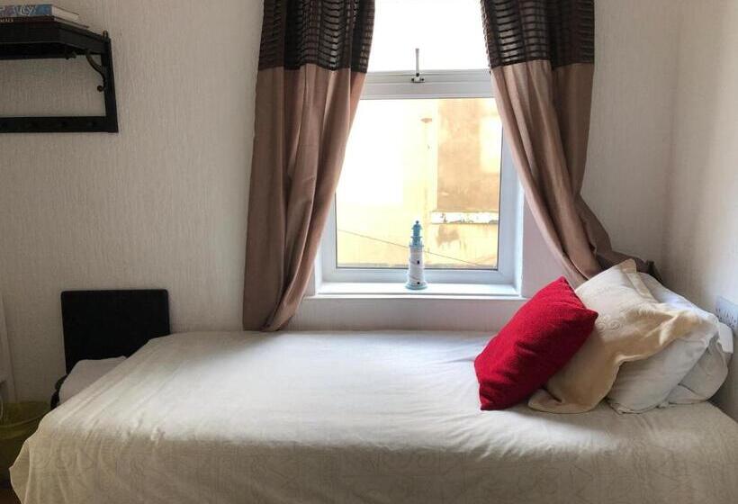 スタンダードトリプルルーム, Oakwell