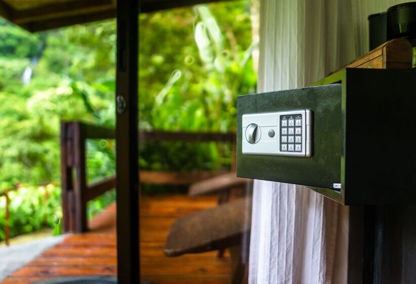 سوییت با چشم‌انداز کوه, Quelitales