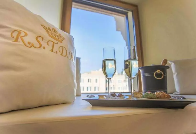 سوئیت جونیور با چشم‌انداز, Royal Suite Trinità Dei Monti